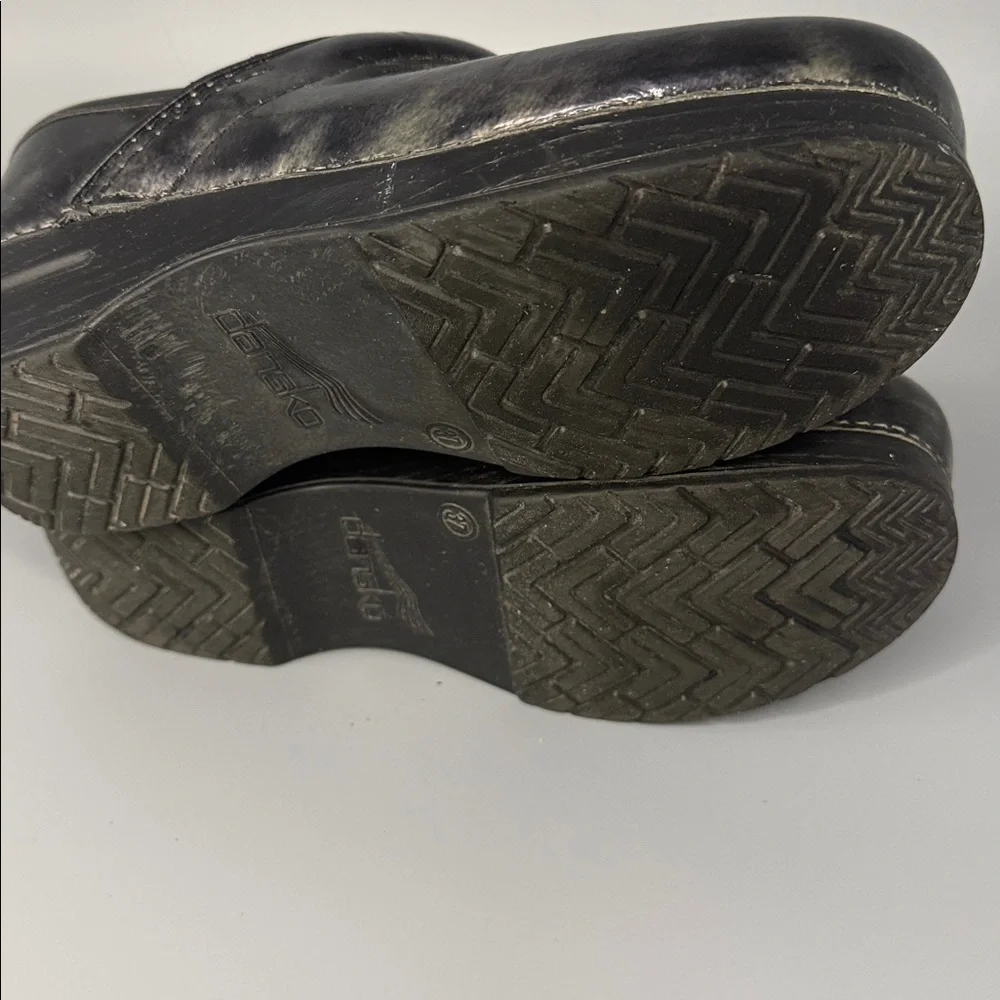 Dansko XP 2.0 Professional Pewter Marbled Patent Leather Clogs – Size 37‎